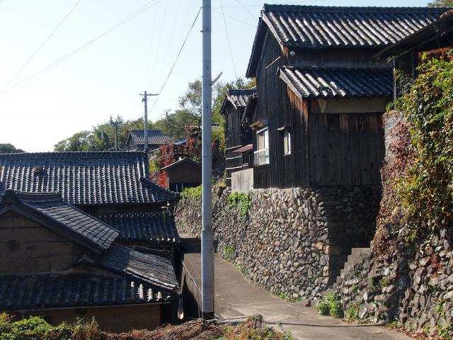 Strolling up Mt. Ryuo through a village of stone walls